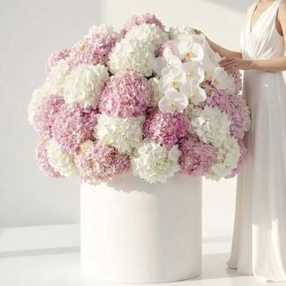 Grand Opulence Bloom – Aranjament floral gigant cu hortensii si orhidee albe premium