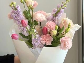 Buchet romantic cu lalele roz si flori pastel