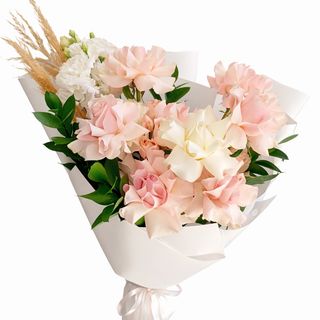 Buchet trandafiri roz si garoafe premium – delicat si romantic