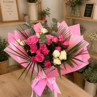 Buchet Trandafiri Roz Intens si Alb cu Eucalipt – Modern & Elegant