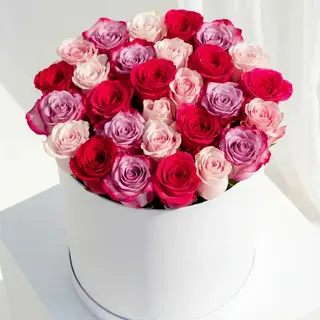 Cutie mare cu trandafiri mix in nuante de rosu, roz si lila – aranjament floral premium elegant
