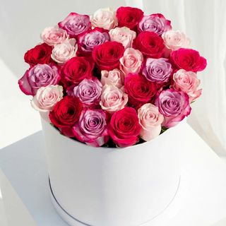 Cutie mare cu trandafiri mix in nuante de rosu, roz si lila – aranjament floral premium elegant