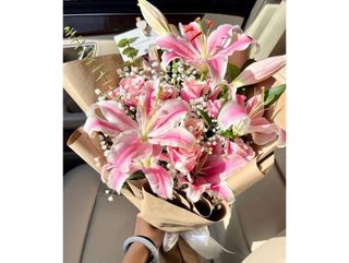 Pink Majesty Lily Bouquet - Buchet cu crini roz si trandafiri roz – aranjament floral romantic premium