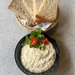 Salata de vinete cu maioneza si ceapa cu paine de casa