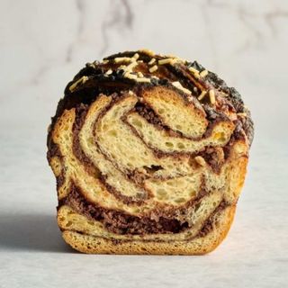 Cozonac cu nucă, ciocolată neagră și stafide