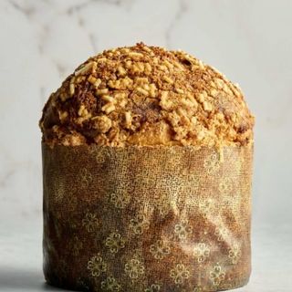 Panettone cu șofran, portocale, ciocolată albă și fistic