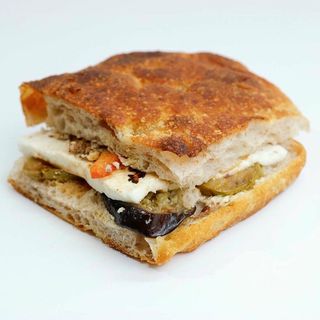 Sandwich cu branza de capra