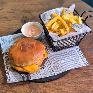 Cheeseburger clasic cu cartofi prăjiţi