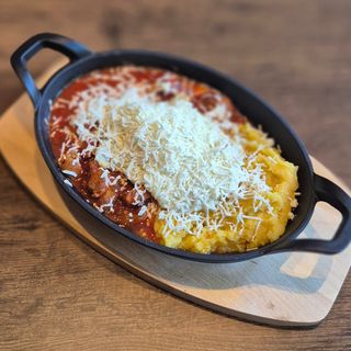 Tochitură de porc cu mămăligă și murături