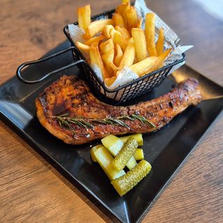 Tomahawk de porc cu cartofi dippers cu parmezan și usturoi CU murături