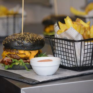 Burger dublu FRɅME cu cartofi dippers cu parmezan şi usturoi