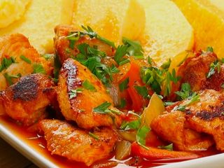 Saramură de pui cu mămăligă