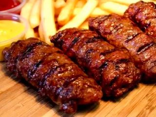 Mici cu cartofi prăjiţi