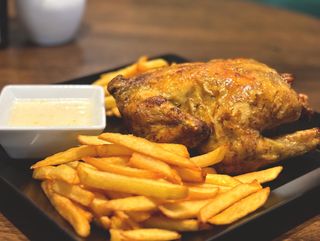 Coquelet de Bretagne cu cartofi prăjiţi și mujdei de usturoi