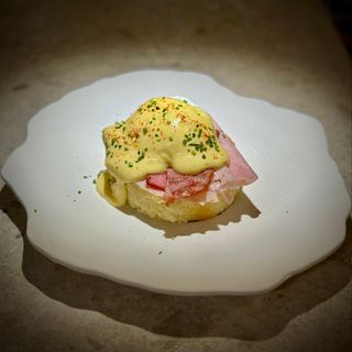UOVA ALLA BENEDICT CON PROSCIUTTO COTTO