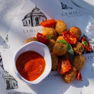 OLIVE FRITTE CON MANDORLE E SALSA MARINARA