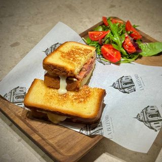 PANINO ALLA MORTADELLA E PROVOLONE