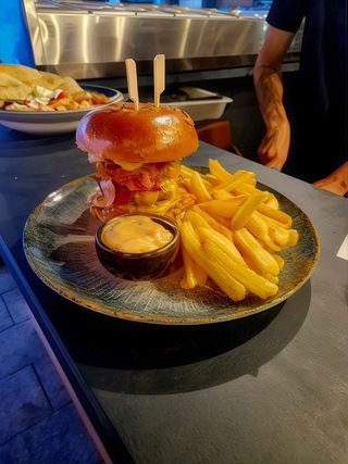 Triple craft burger cu cartofi dippers si sos