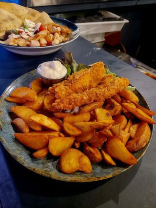 Crispy de pui cu cartofi wedges și sos de usturoi