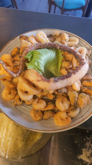 Platou Fritto Misto cu cartofi dippers și sos de usturoi (2 persoane)