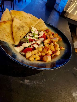 Salată cu pui și pizza pane