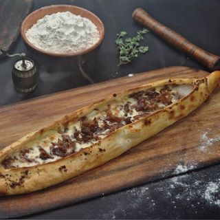 Pide cu Carne de Vită