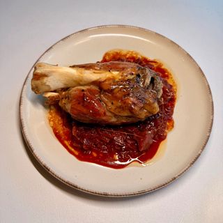 Ciolan fraged de porc pe pat de varza