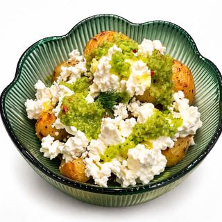 Cartofi noi la cuptor cu telemea si pesto usutori/ patrunjel 300g
