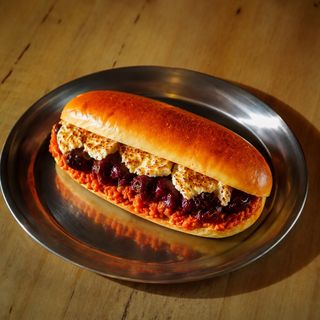 Baghetă mică cu obrăjori porc, brânză burduf & zacuscă 250g