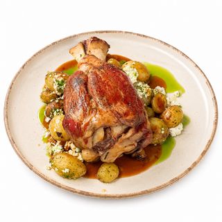Ciolan de porc & cartofi copti cu sos 500g