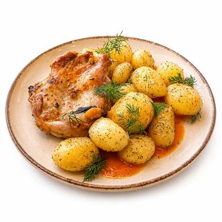 Pulpe de pui la cuptor cu cartofi copti si marar 350g