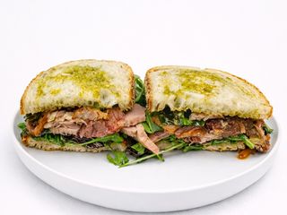 Noul Sendvis cu Porchetta & pesto 400g
