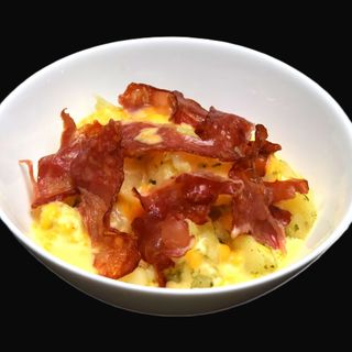 Cartofi loaded cu ceddar și bacon