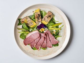 Frunze de salate cu dressing de portocală și andive cu pipote confiate