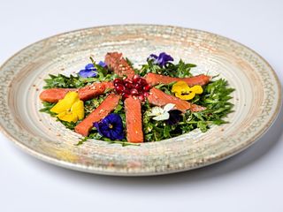 Salată rucola cu somon afumat cu dressing de hrean