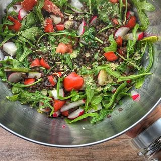 Salată de păstrăv afumat cu linte neagră şi gulie