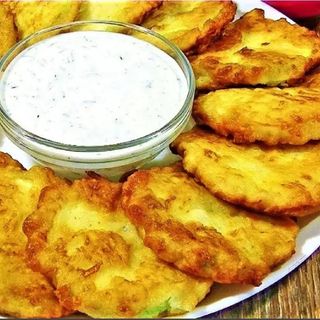 Dovlecei crocanți cu sos răcoritor de iaurt