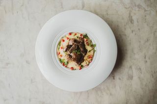 Humus cu vită și rodie