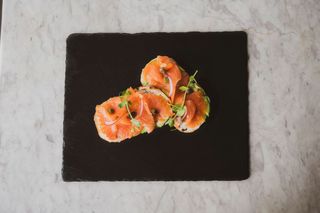 Bruschete cu somon și cremă