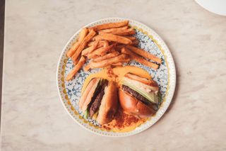 Burger de vită cu sos cheddar