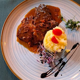 Obrăjiori de vită cu piure de cartofi și sos de vin