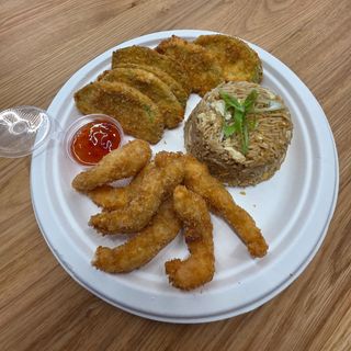 Crumb Prawns + Orez cu usturoi + dovlecei