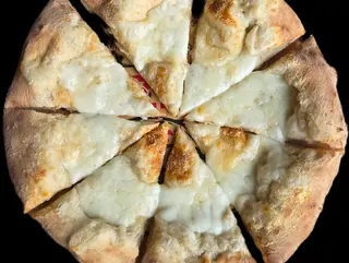Focaccia cu mozzarella și parmezan