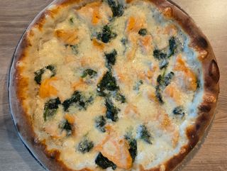 Pizza cu somon și spanac