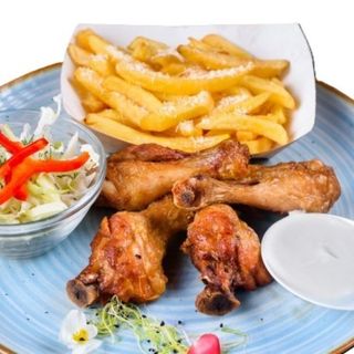 Ciocănele de pui la ceaun cu cartofi pai, salată și sos de usturoi