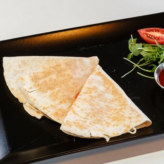 Quesadilla cu Pui BBQ