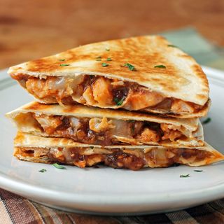 Quesadilla cu Pui BBQ