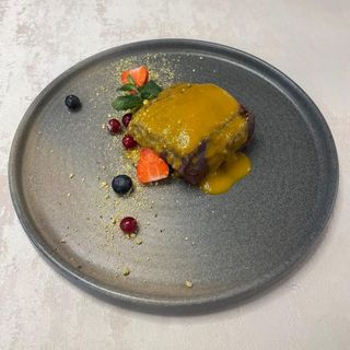 Negresă cu sos de mango si fructe