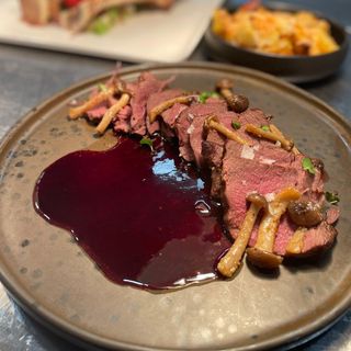 Mușchiuleț de cerb cu reducție de vin roșu asezonat cu ciupercuțe de sezon si garnitură de cartofi gratinți cu parmezan