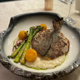 Doradă cu risotto cremos, sparanghel și bulete crocante de mămăliga